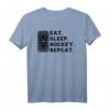Eat. Sleep. Hockey. Wiederholung T-Shirt – Klassisch geschnitten, lustiges Eishockey Motiv für Fans und Spieler