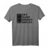 Eat. Sleep. Hockey. Wiederholung T-Shirt – Klassisch geschnitten, lustiges Eishockey Motiv für Fans und Spieler