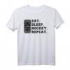 Eat. Sleep. Hockey. Wiederholung T-Shirt – Klassisch geschnitten, lustiges Eishockey Motiv für Fans und Spieler