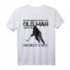 Eishockey Goalie Hockey Team Geschenk T-Shirt - Klassisch geschnitten, doppelt genähter Saum, perfekt für Fans und Teammitglieder