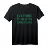 Jeder ist irgendwo ein Alien Bekleidung T-Shirt – Lustiges Alien-Humor Design als Geschenk für Alienliebhaber & Freunde