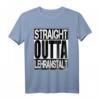 Abi Shirt 'Straight Outta Lehranstalt' – Abschluss T-Shirt für Abiturienten, Lehrer, Azubis & Studierende – Perfektes Geschenk für Abschluss & Weihnachten