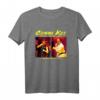 Cobra Kai Die Saga setzt Poster fort T-Shirt - Offiziell lizenzierte Cobra Kai Ware für Fans