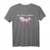 Zum Reiten geboren, zur Schule gezwungen - Lustiges Pferde T-Shirt für Mädchen, Reiterinnen & Pferdeliebhaber