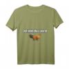 Der Hahn muss Laufen T-Shirt – Lustiges Tiermotiv mit klassischem Schnitt und doppeltem Saum