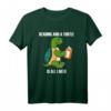 Schildkröte und Buch lesen Spruch T-Shirt – Lustiges Design für Schildkröten- und Bücherliebhaber, perfekt für Schildkrötenmama & Papa