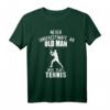 Herren Never Underestimate an Old Man Who Plays Tennis T-Shirt - Lustiges Geschenk für Tennisspieler, Turnier Outfit & Humorvolles Tennis Shirt