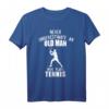 Herren Never Underestimate an Old Man Who Plays Tennis T-Shirt - Lustiges Geschenk für Tennisspieler, Turnier Outfit & Humorvolles Tennis Shirt