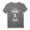 Herren Never Underestimate an Old Man Who Plays Tennis T-Shirt - Lustiges Geschenk für Tennisspieler, Turnier Outfit & Humorvolles Tennis Shirt