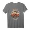 Never underestimate an old man with an E-Bike T-Shirt – Lustiges Fahrradfahrer T-Shirt für Radfahrer, Väter, Opas & E-Bike Fans als Geschenk zu Weihnachten & Geburtstag