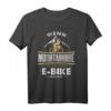 Radfahrer T-Shirt mit Spruch – Lustiges Fahrradmotiv für Mountainbiker, E-Bike Fans & Radfahrer Geschenke für Männer, Frauen & Kinder