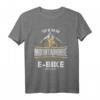 Radfahrer T-Shirt mit Spruch – Lustiges Fahrradmotiv für Mountainbiker, E-Bike Fans & Radfahrer Geschenke für Männer, Frauen & Kinder