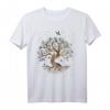 Lebensbaum Yggdrasil Design T-Shirt mit Blumen, Vögeln und Schmetterlingen – Klassisch geschnitten, doppelt genähter Saum, perfekt für Natur- und Mythologie-Liebhaber