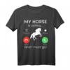 My Horse Is Calling Pferd Reiten Reiten T-Shirt – Lustiges Reitsport Geschenk für Pferdefans und Reiter zu jedem Anlass