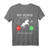 My Horse Is Calling Pferd Reiten Reiten T-Shirt – Lustiges Reitsport Geschenk für Pferdefans und Reiter zu jedem Anlass