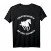 Zum Reiten Geboren zur Schule gezwungen - Lustiges Pferdespruch T-Shirt für Reiternachwuchs & Pferdefans, ideal für Reitverein & Pferdeliebhaber