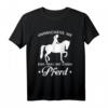 Unterschätze Nie Eine Frau Mit Einem Pferd - Lustiges Reiter T-Shirt für Pferdeliebhaber, Pferdefreunde & Pferdenarrs als Geschenk