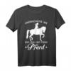 Unterschätze Nie Eine Frau Mit Einem Pferd - Lustiges Reiter T-Shirt für Pferdeliebhaber, Pferdefreunde & Pferdenarrs als Geschenk