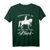 Unterschätze Nie Eine Frau Mit Einem Pferd - Lustiges Reiter T-Shirt für Pferdeliebhaber, Pferdefreunde & Pferdenarrs als Geschenk