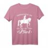 Unterschätze Nie Eine Frau Mit Einem Pferd - Lustiges Reiter T-Shirt für Pferdeliebhaber, Pferdefreunde & Pferdenarrs als Geschenk