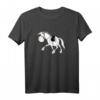 Happy Dressurpferd Comic Pferd Turnier T-Shirt – Lustiges Reiter Motiv für Pferdefreunde, Kinder & Pferdesportfans, ideales Geschenk