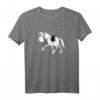 Happy Dressurpferd Comic Pferd Turnier T-Shirt – Lustiges Reiter Motiv für Pferdefreunde, Kinder & Pferdesportfans, ideales Geschenk
