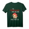 Die Pilze rufen und ich muss los - Pilzsammler T-Shirt für Pilzjäger, Mykologen und Naturfreunde als Geschenk für Weihnachten & Geburtstag