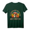 Die Pilze rufen Pilze sammeln T-Shirt – Perfektes Geschenk für Pilzsammler im Herbst, Herren & Damen