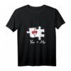 Partner Puzzle T-Shirt mit Herzmotiv – Liebevolles Geschenk für Verlobung, Geburtstag & Weihnachten für Paare, Damen & Herren