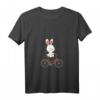 Niedliches Hase auf Fahrrad Damen T-Shirt mit V-Ausschnitt – Perfekt für Fahrradfahrerinnen und Hasenfans, ideal zu Ostern und Frühlingszeit