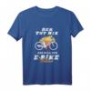 E-Bike Fahrrad T-Shirt mit Spruch - Lustiges Radfahrer Outfit für E-Bike & Mountainbike Fans, perfekte Geschenkidee für Radfahrer