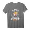 E-Bike Fahrrad T-Shirt mit Spruch - Lustiges Radfahrer Outfit für E-Bike & Mountainbike Fans, perfekte Geschenkidee für Radfahrer