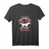 Damen T-Shirt mit Spruch 'Unterschätzen Sie nie eine alte Frau mit einem Noriker' - Lustiges Geschenk für reitende Rentnerinnen