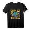 Earth Got Its Own Rings Pride Proud LGBTQ+ T-Shirt - Klassisches Statement-Shirt für Pride & Umweltbewusstsein