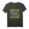 Earth Got Its Own Rings Pride Proud LGBTQ+ T-Shirt - Klassisches Statement-Shirt für Pride & Umweltbewusstsein