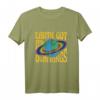 Earth Got Its Own Rings Pride Proud LGBTQ+ T-Shirt - Klassisches Statement-Shirt für Pride & Umweltbewusstsein