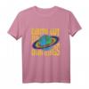 Earth Got Its Own Rings Pride Proud LGBTQ+ T-Shirt - Klassisches Statement-Shirt für Pride & Umweltbewusstsein
