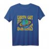 Earth Got Its Own Rings Pride Proud LGBTQ+ T-Shirt - Klassisches Statement-Shirt für Pride & Umweltbewusstsein