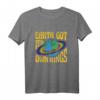 Earth Got Its Own Rings Pride Proud LGBTQ+ T-Shirt - Klassisches Statement-Shirt für Pride & Umweltbewusstsein