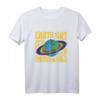 Earth Got Its Own Rings Pride Proud LGBTQ+ T-Shirt - Klassisches Statement-Shirt für Pride & Umweltbewusstsein