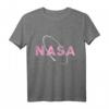 NASA Pink Logo mit Weißem Space Ring Grafik T-Shirt - Offiziell lizenzierte Raumfahrt Bekleidung für Science-Fans