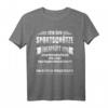 Überprüfter Sportschütze - Wer bist Du? Lustiges Schießsport T-Shirt für Waffennarren, Jäger & Schützenvereinsmitglieder