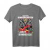 Kinder Achtung Kindergarten T-Shirt für Jungen mit Rennwagen – Lustiges Motiv für den Kindergartenstart, Motorsport-Fans & kleine Autofans