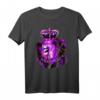 TEAM GAGA Löwe mit Krone und Schwert – Lila Surreal Fantasy T-Shirt für Sport, Party & Geschenkideen