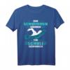 Zum Schwimmen geboren - zur Schule gezwungen - Lustiges Schwimmer T-Shirt für Männer, Frauen und Kinder als Geschenkidee zu Weihnachten oder Geburtstag