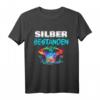 Silber Bestanden Schwimmen Schwimm-Abzeichen T-Shirt – Klassisch geschnitten, langlebig mit doppelt genähtem Saum, perfekt als Auszeichnung für Schwimmsportler