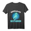 Kinder Offiziell Bestanden Seepferdchen Abzeichen Schwimmabzeichen T-Shirt – Lustiges Geschenk für Jungen und Mädchen, die ihre Schwimmprüfung bestanden haben