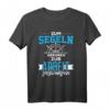 Zum Segeln geboren zum Arbeiten gezwungen - Humorvolles Segler T-Shirt für Seefahrer und Wasserliebhaber