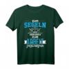 Zum Segeln geboren zum Arbeiten gezwungen - Humorvolles Segler T-Shirt für Seefahrer und Wasserliebhaber