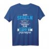 Zum Segeln geboren zum Arbeiten gezwungen - Humorvolles Segler T-Shirt für Seefahrer und Wasserliebhaber